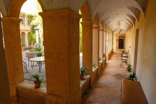 Le cloître du Monastère de Ségriès